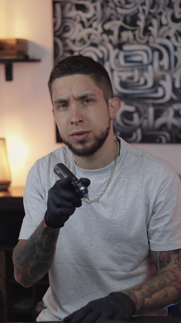 a man with narben tattoos and a white shirt, bremen, germany