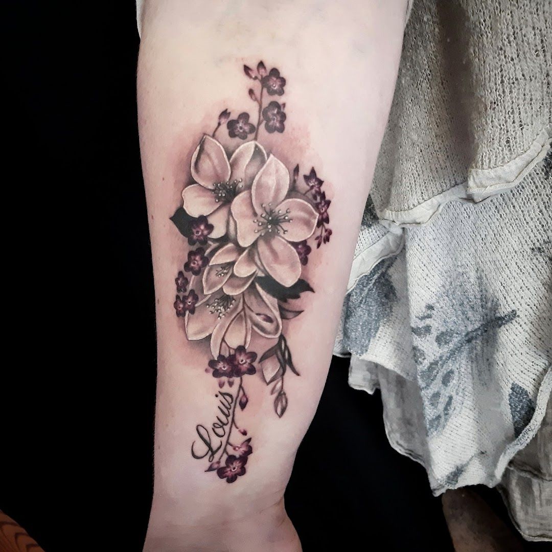 a cover-up tattoo with flowers on the arm, görlitz, germany