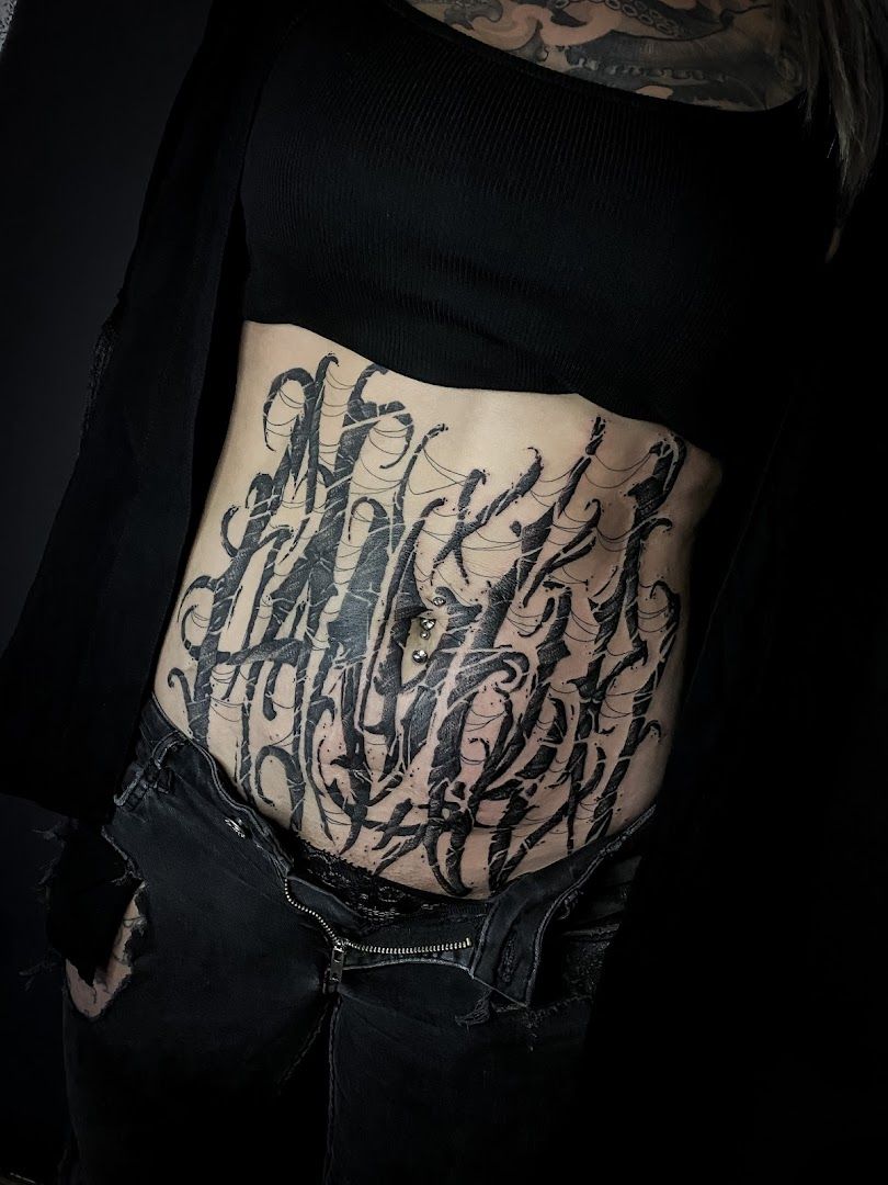 a woman with narben tattoos on her stomach, regen, germany