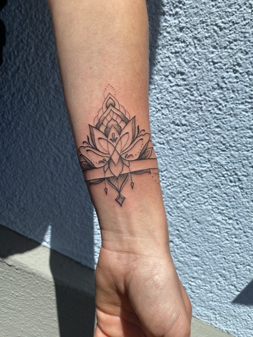 a lotus narben tattoo on the wrist, kreisfreie stadt augsburg, germany