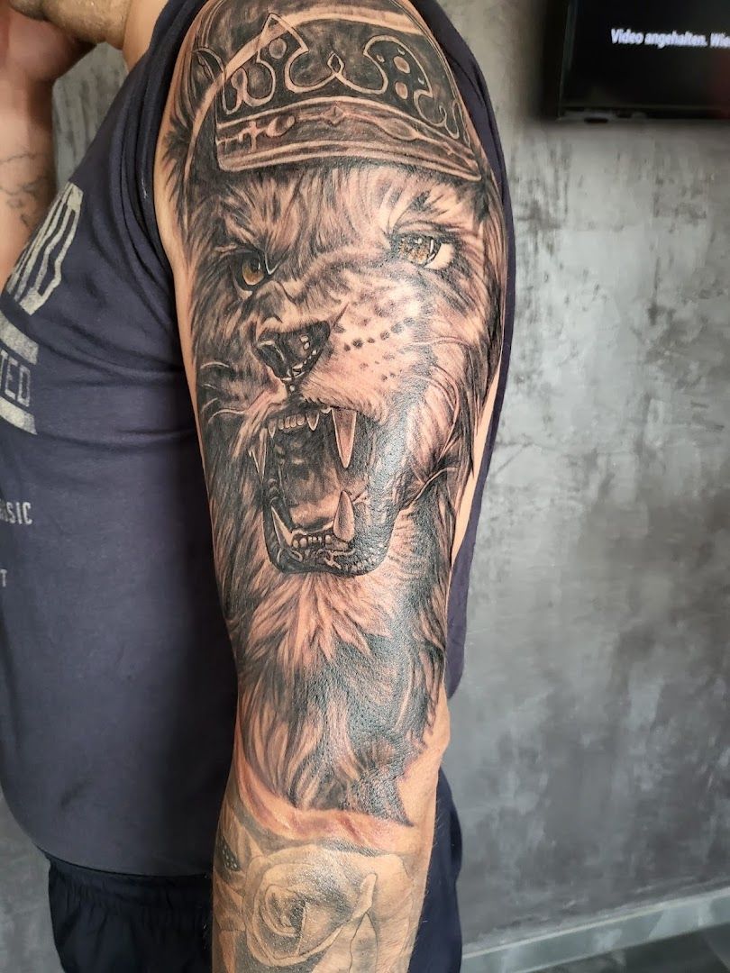 a man with a lion japanische tattoos in leipzig on his arm, emsland, germany