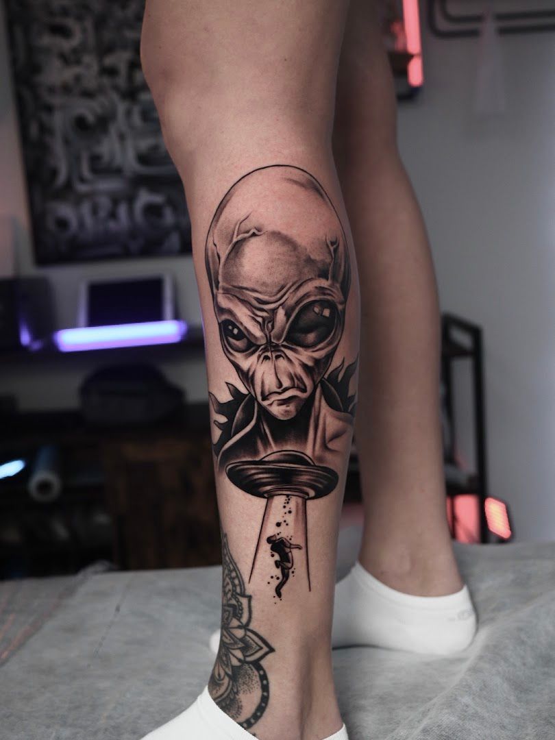 a narben tattoo of a skull with a knife and a knife, bremen, germany