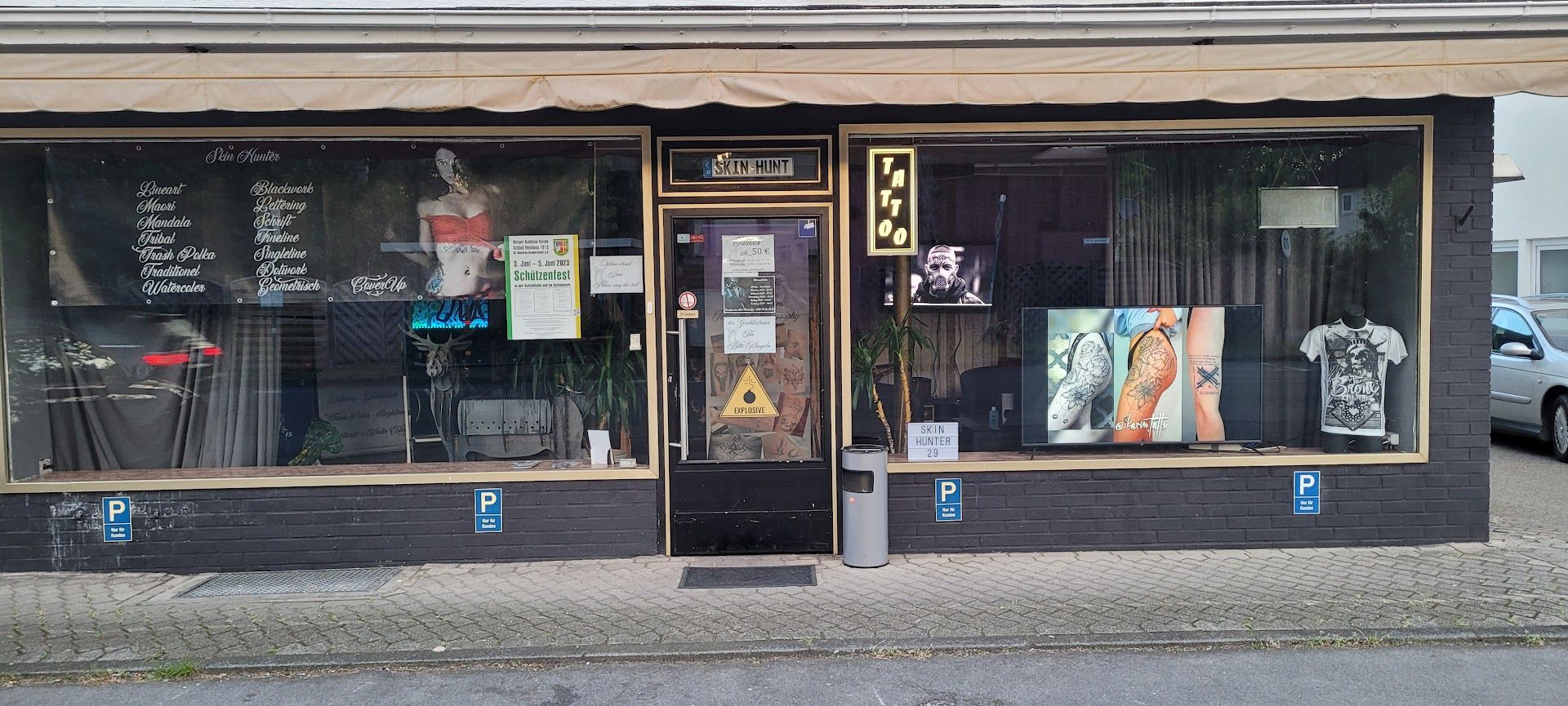 a storefront with a sign that says,'the shop is closed '