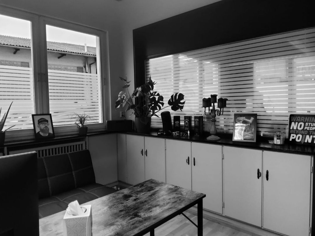 a black and white photo of a kitchen