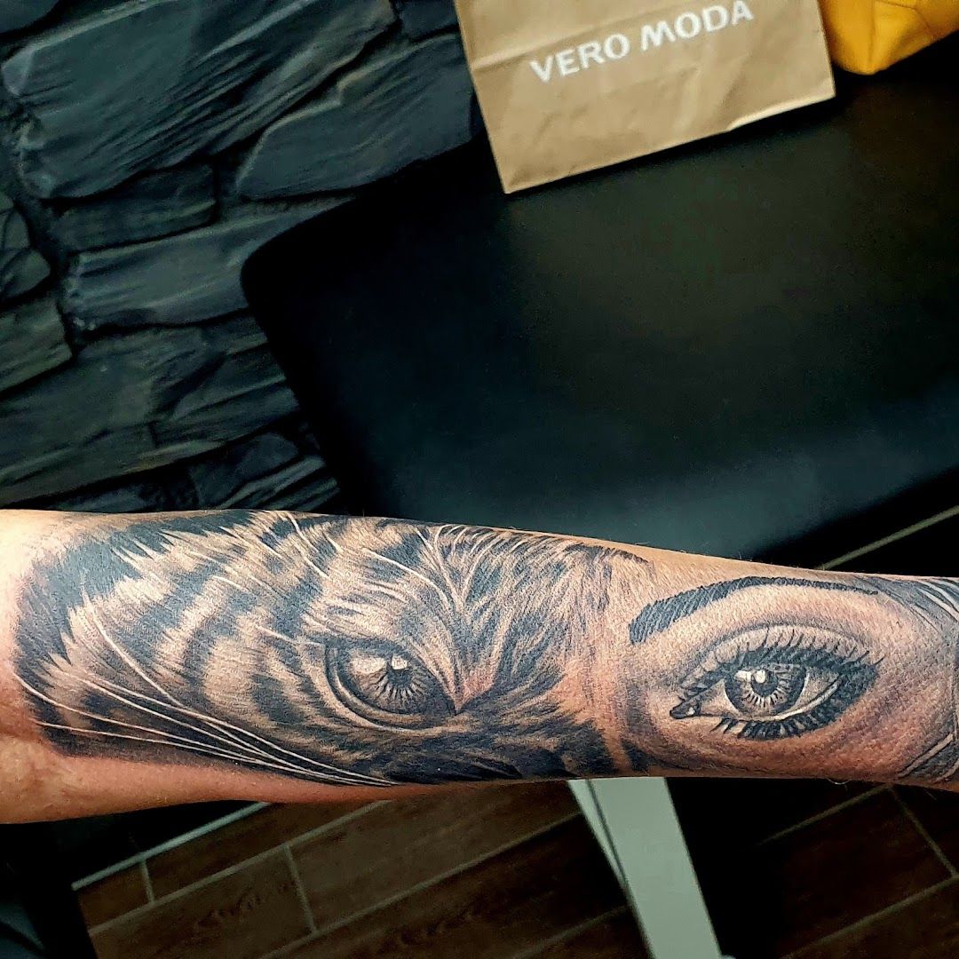 a man's arm with an owl japanische tattoos in leipzig, bochum, germany