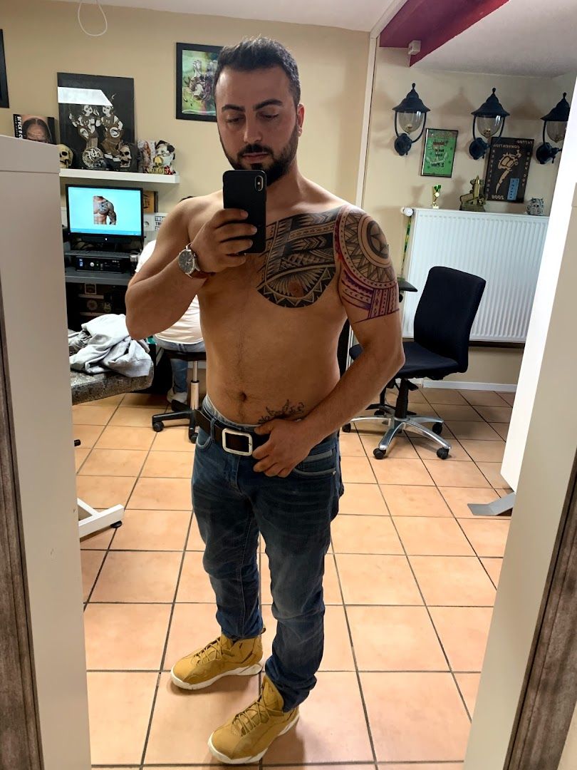 a man with narben tattoos and a shirt on taking a selfie, main-taunus, germany