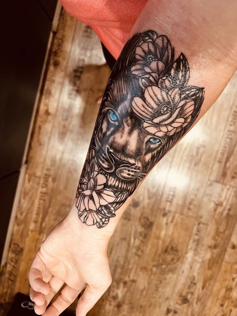 a narben tattoo with a tiger and flowers on the arm, ravensburg, germany