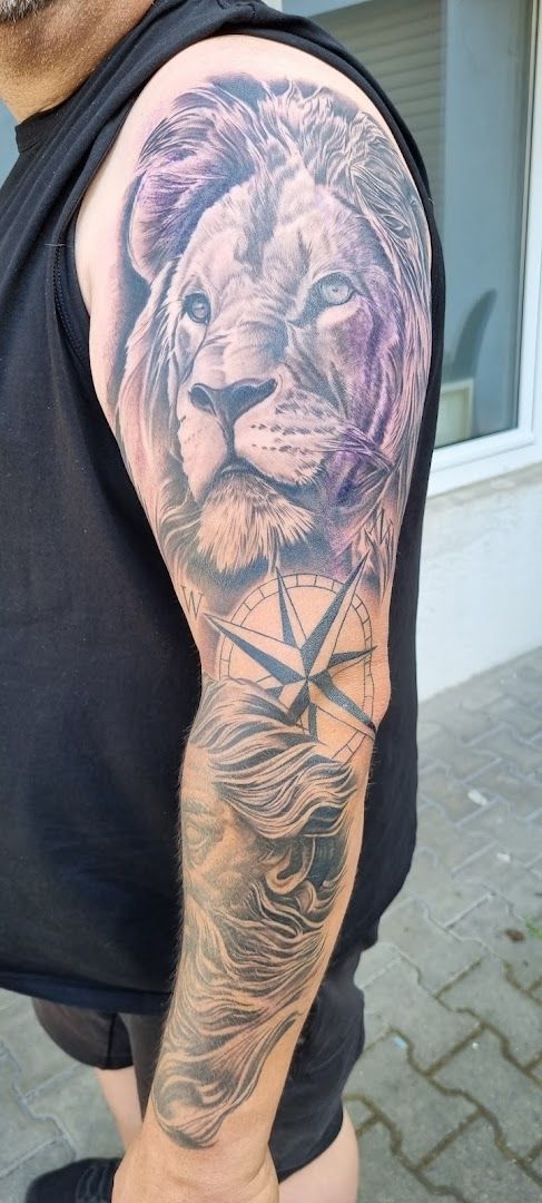 a man with a lion japanische tattoos in leipzig on his arm, bad dürkheim, germany