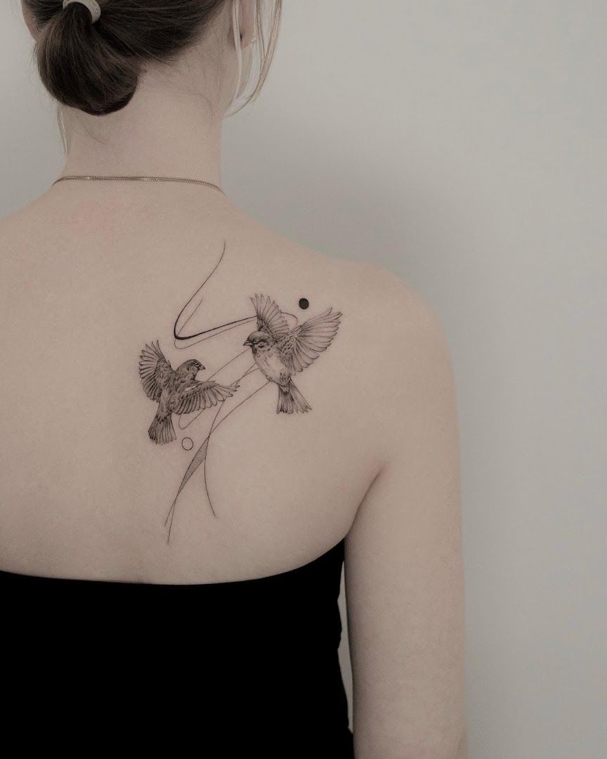 a woman with a narben tattoo on her back, frankfurt, germany