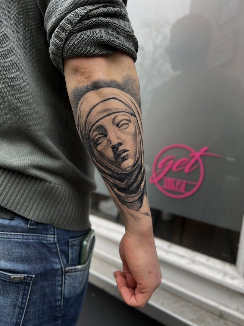 a man with a black and grey japanische tattoos in leipzig on his arm, düsseldorf, germany