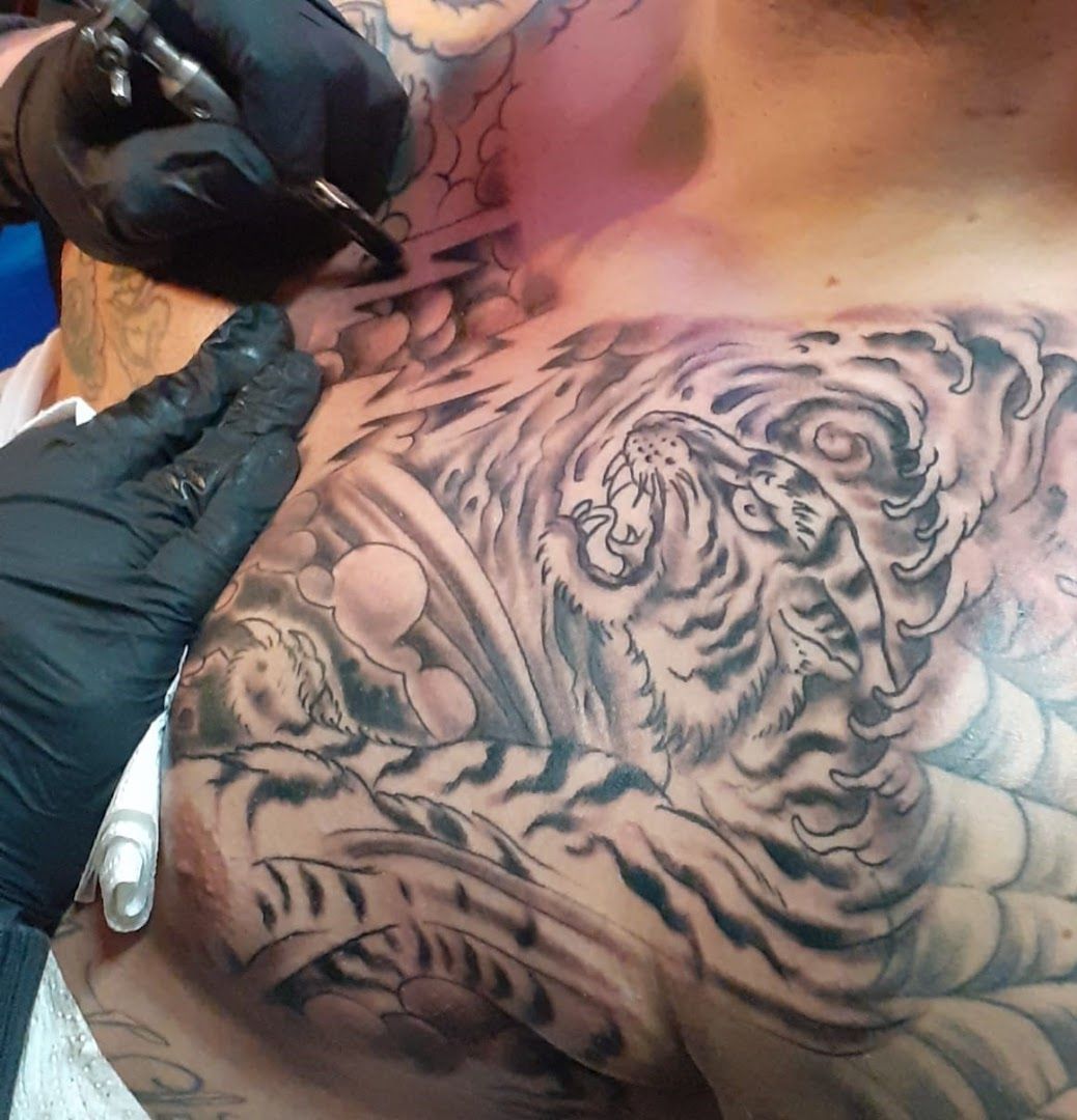 a man with a japanische tattoos in leipzig on his chest, essen, germany