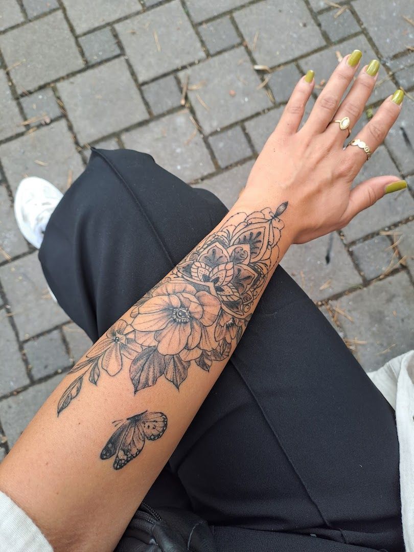 a woman with a narben tattoo on her arm, nürnberger land, germany