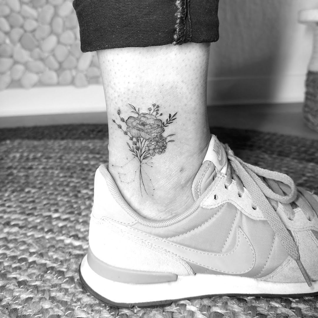 a small flower narben tattoo on the ankle, breisgau-hochschwarzwald, germany