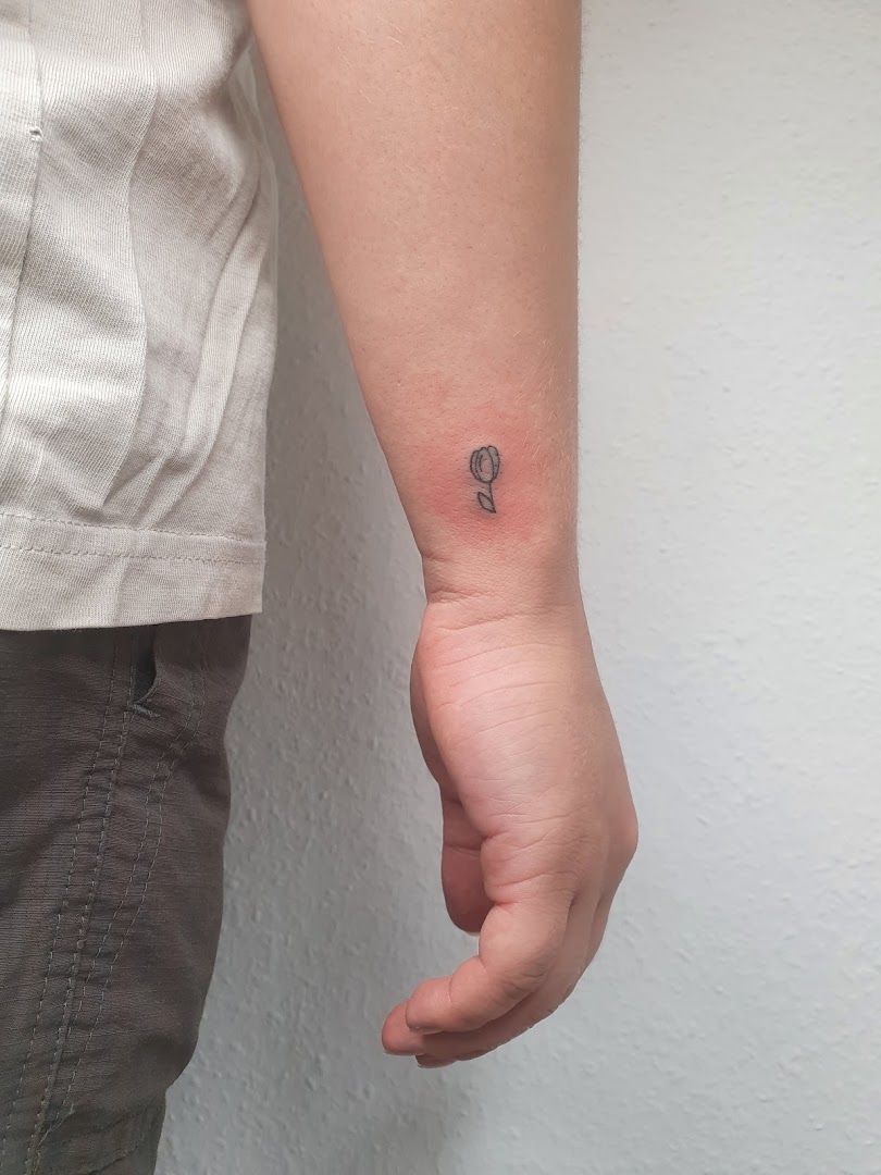 a small blackwork tattoo on the wrist, soest, germany