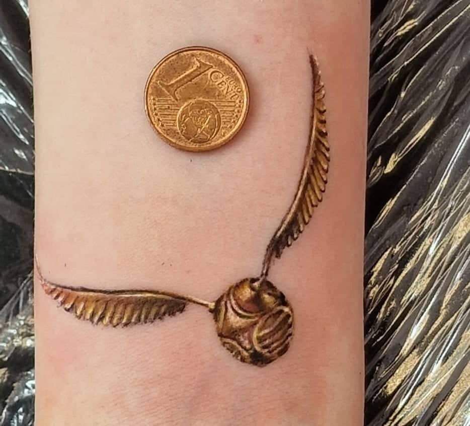 a small cover-up tattoo of a bird on the wrist, gotha, germany