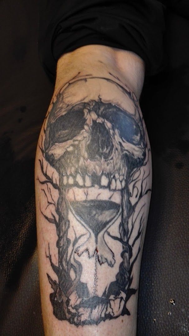 a narben tattoo of a skull on the leg, neumarkt, germany