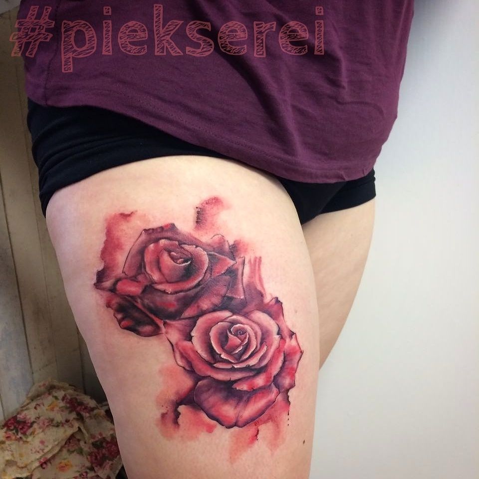 a woman's thigh with a narben tattoo of two roses, rhein-sieg-kreis, germany