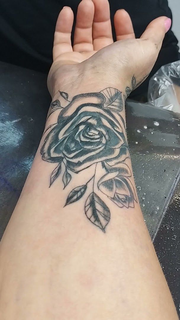 a woman's hand with a narben tattoo on it, rotenburg (wümme), germany