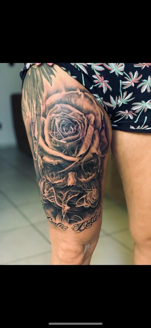 a man with a rose japanische tattoos in leipzig on his leg, forchheim, germany