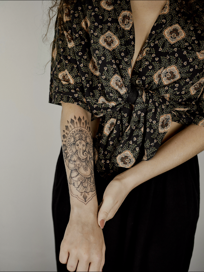 a woman with a narben tattoo on her arm, bayreuth, germany