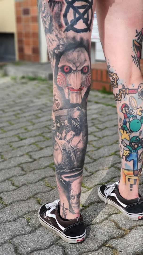 a man with narben tattoos on his legs, kreisfreie stadt rostock, germany