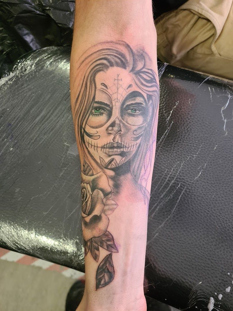 a cover-up tattoo of a woman with a skull on her arm, neustadt (aisch)-bad windsheim, germany