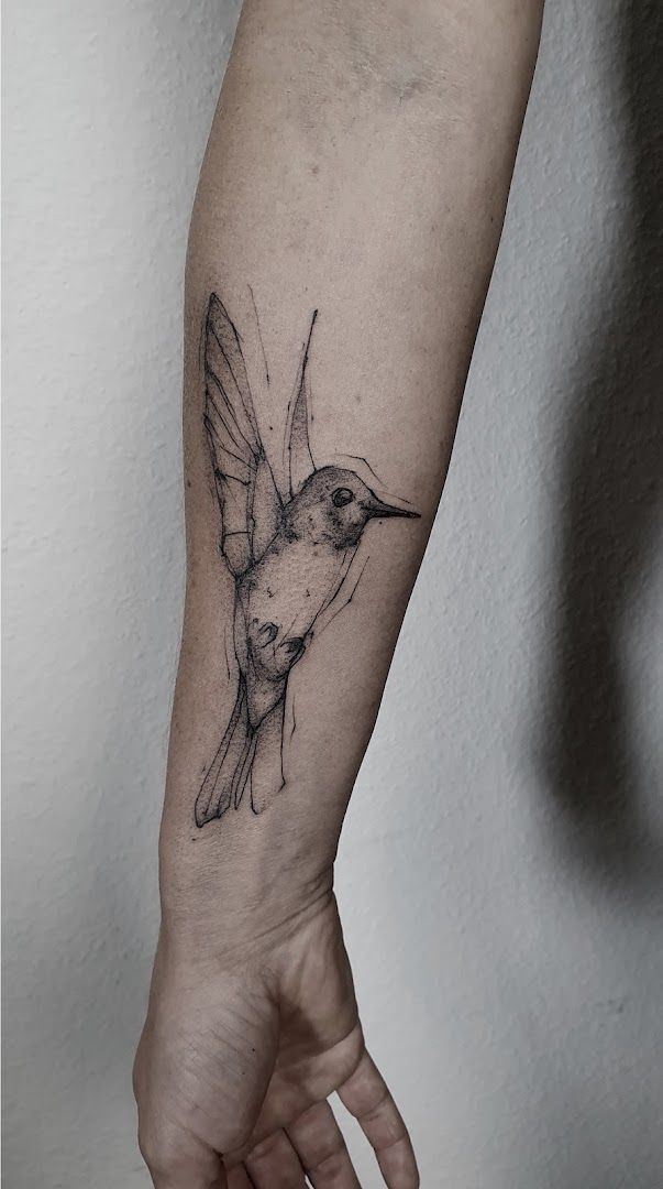 a humming narben tattoo on the arm, rems-murr, germany