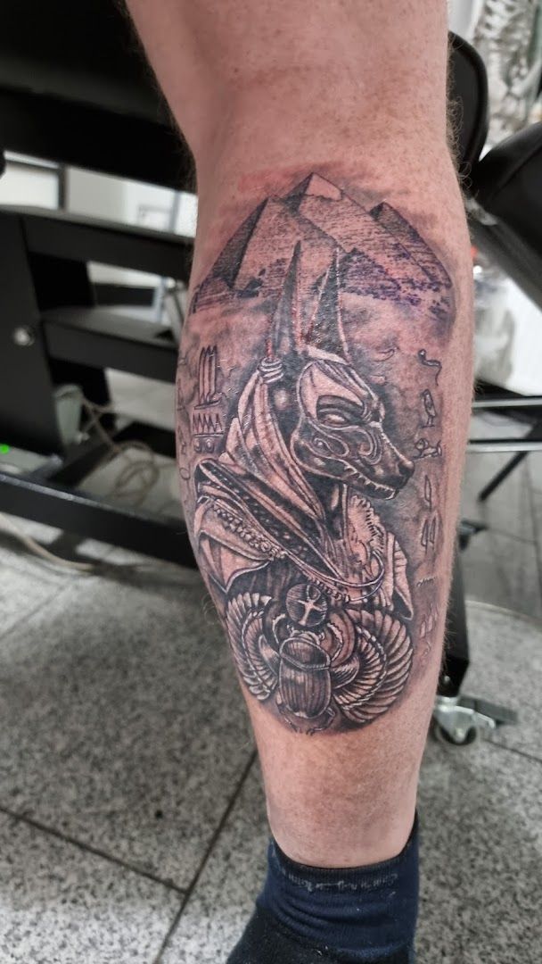 a japanische tattoos in leipzig of a dragon on the leg, berlin, germany