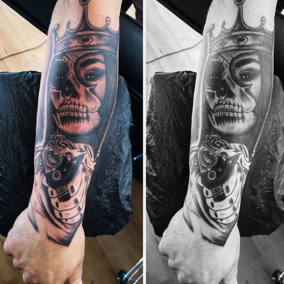 a man with a narben tattoo on his arm and a skull on his arm, siegen-wittgenstein, germany