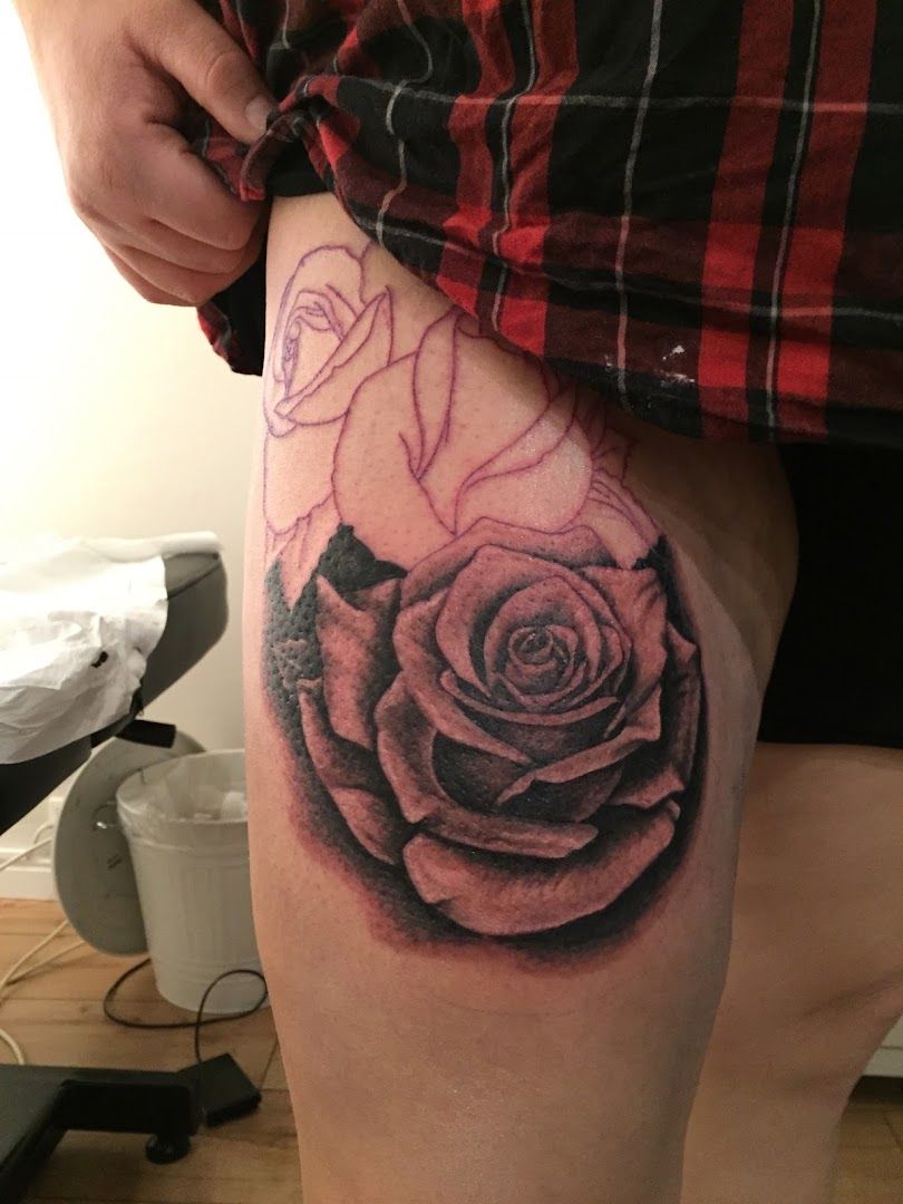 a rose cover-up tattoo on the thigh, frankfurt, germany