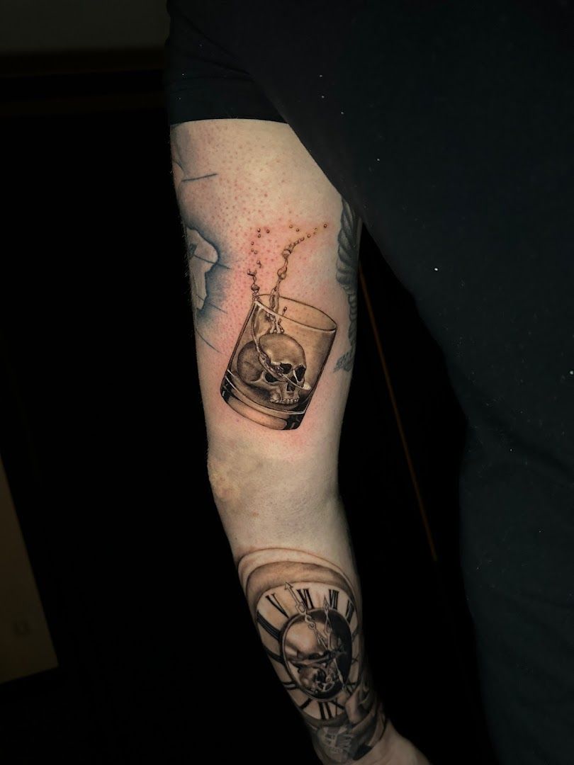 a japanische tattoos in leipzig with a skull and a glass of water, kassel, germany