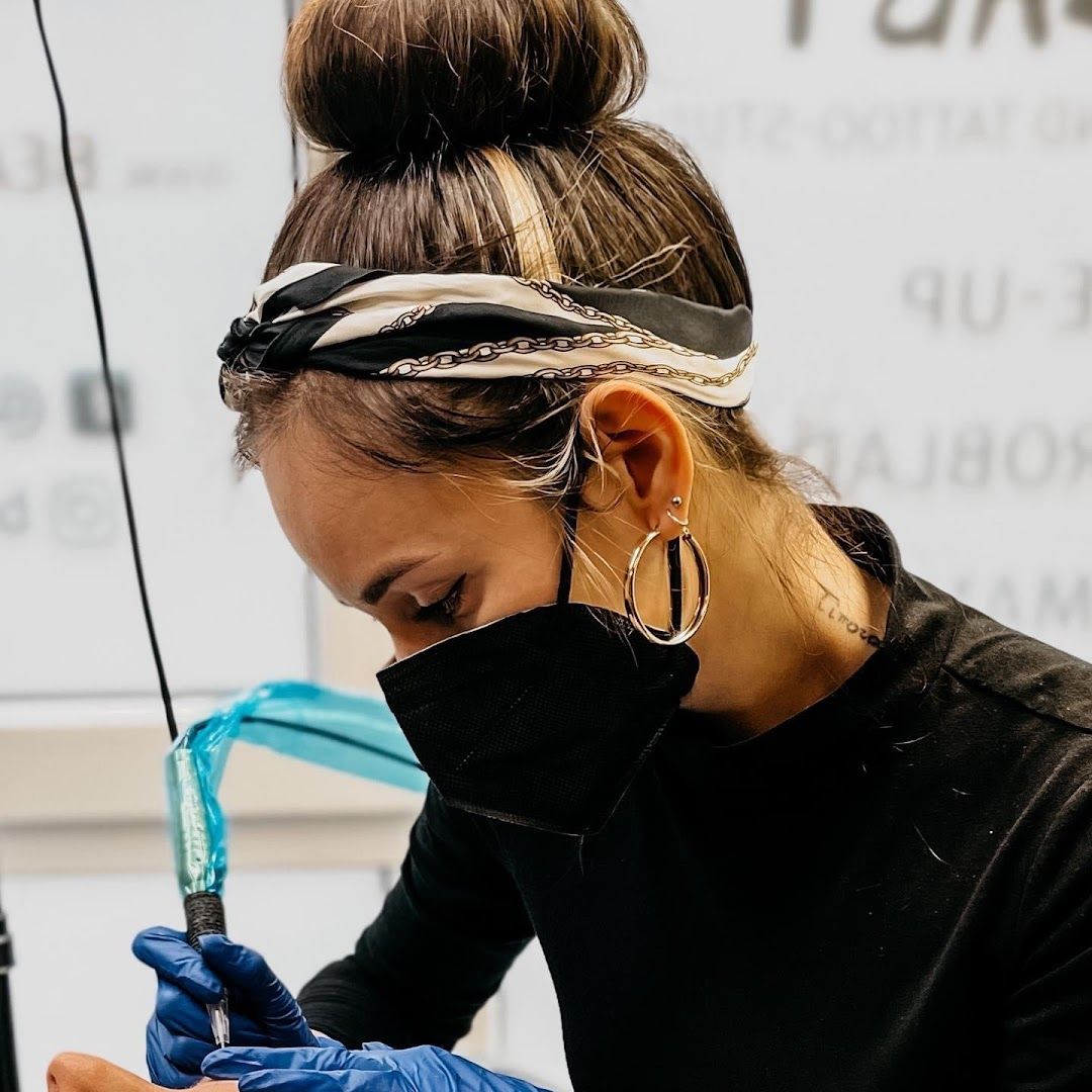 a woman in a black shirt and blue gloves