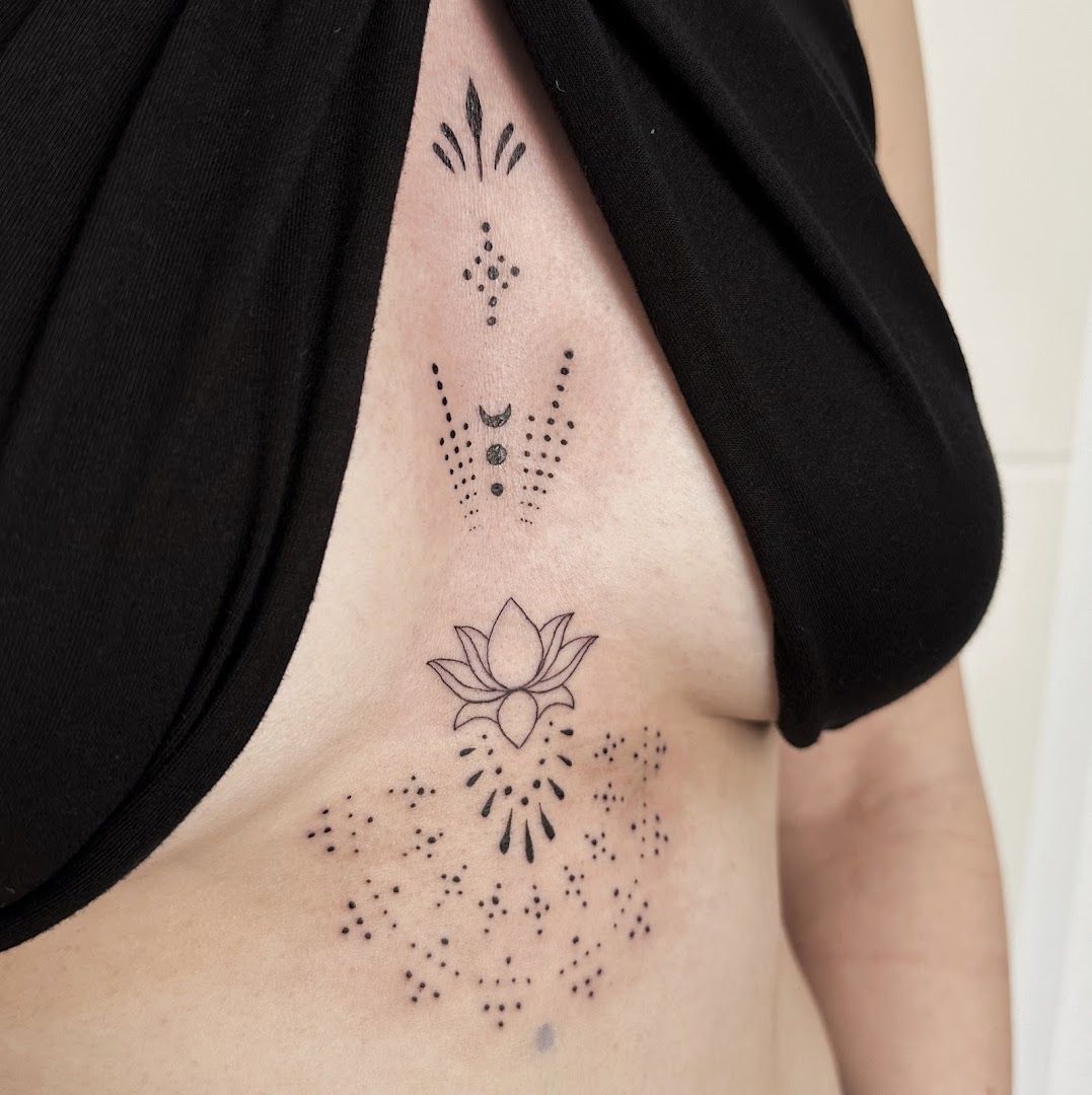 a woman with a black and white narben tattoo on her chest, mayen-koblenz, germany