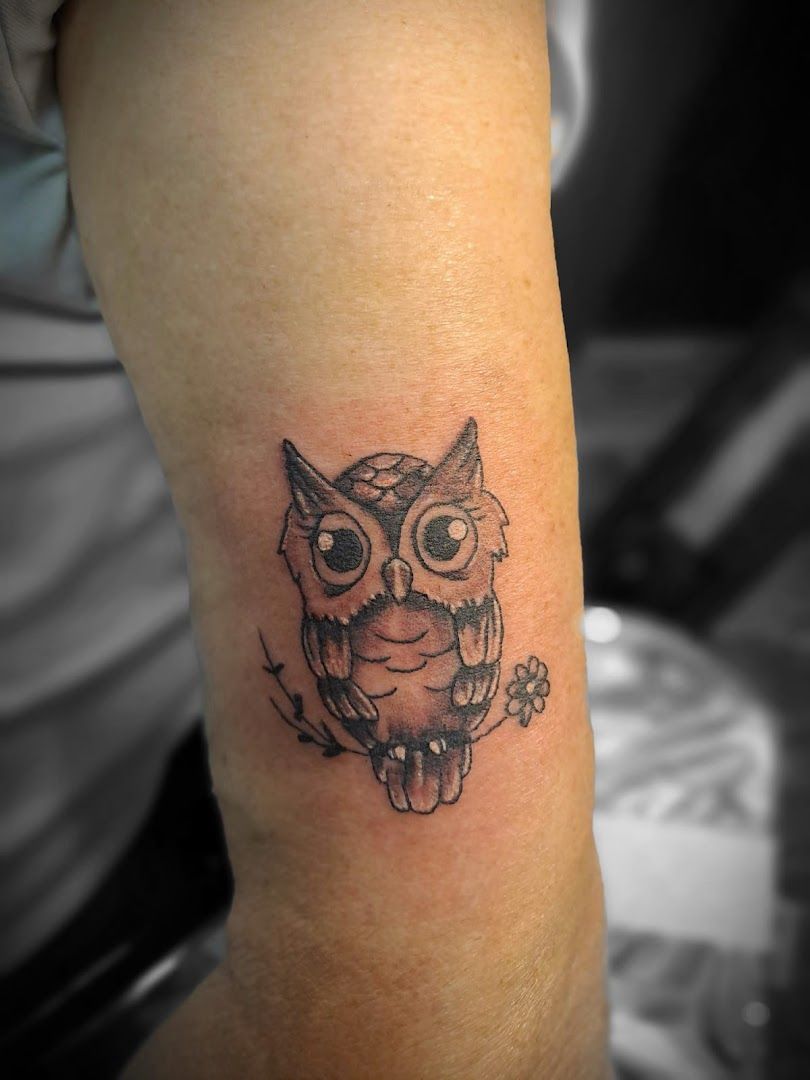 a small owl narben tattoo on the wrist, recklinghausen, germany