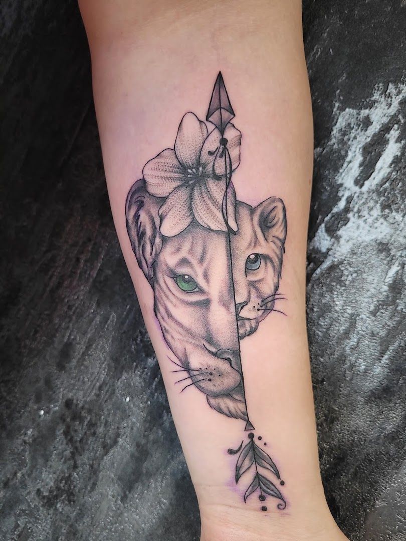 a narben tattoo of a tiger with a flower on its head, kreisfreie stadt braunschweig, germany