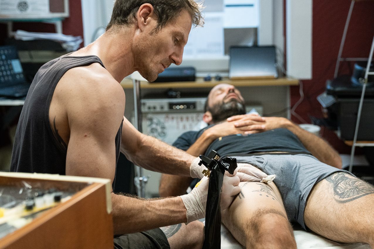 a man getting his leg narben tattoo done, kreisfreie stadt freiburg im breisgau, germany