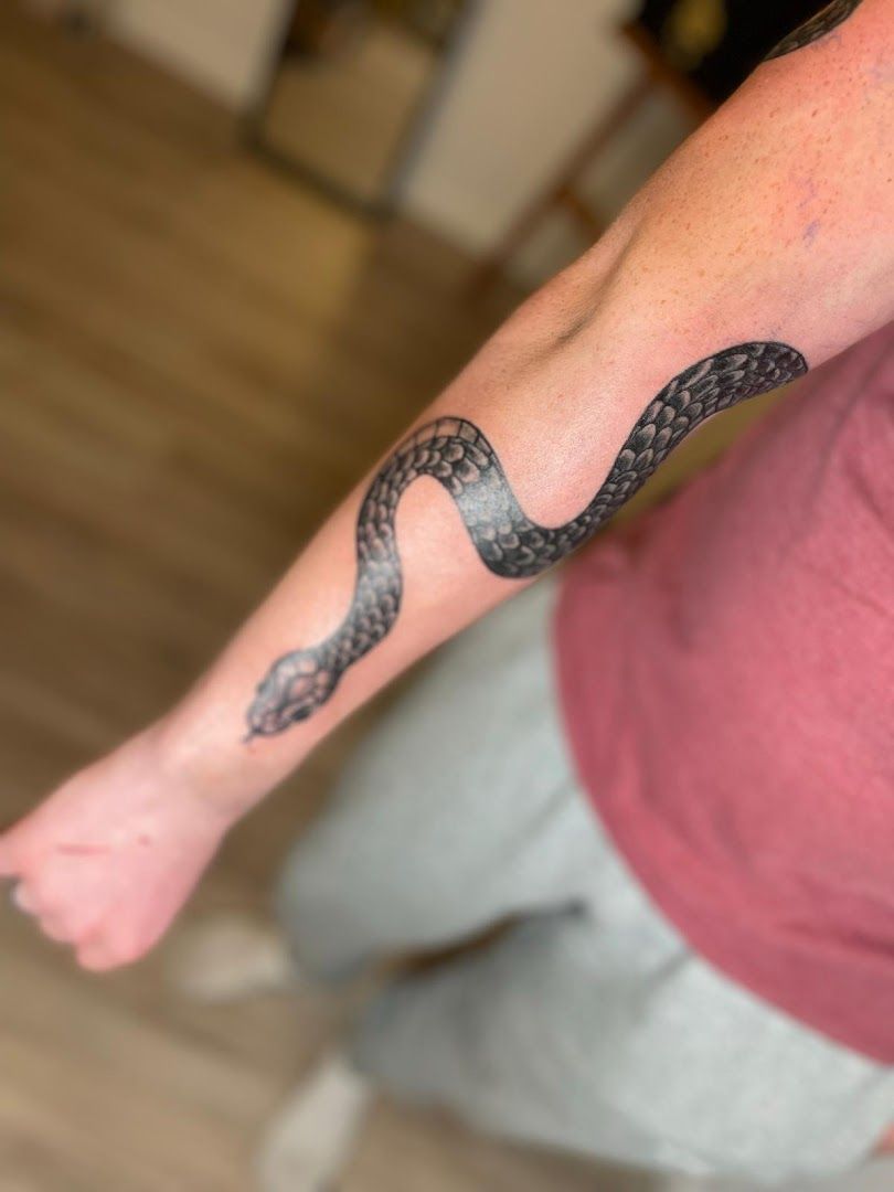 a man with a snake narben tattoo on his arm, ammerland, germany