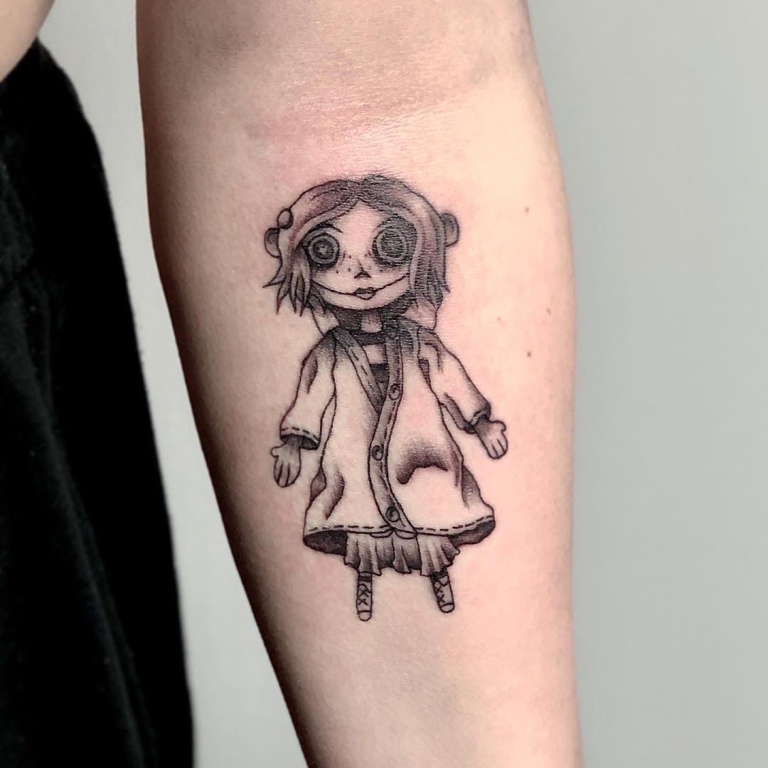 a small narben tattoo of a girl with a hat and a dress, lahn-dill-kreis, germany