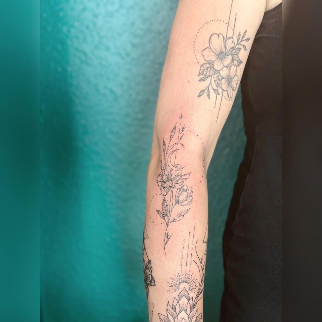 a woman with a narben tattoo on her arm, ammerland, germany