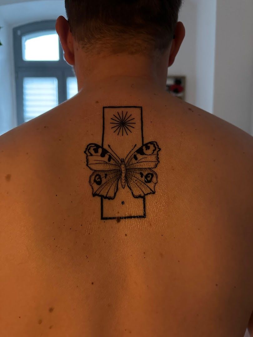 a man with a narben tattoo on his back, kassel, germany