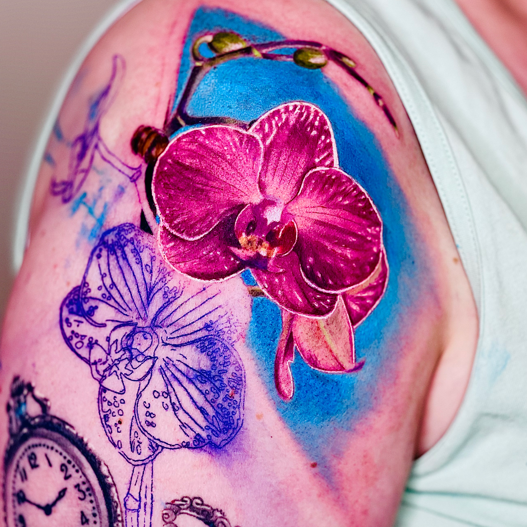 a woman with a narben tattoo on her shoulder, oberhavel, germany