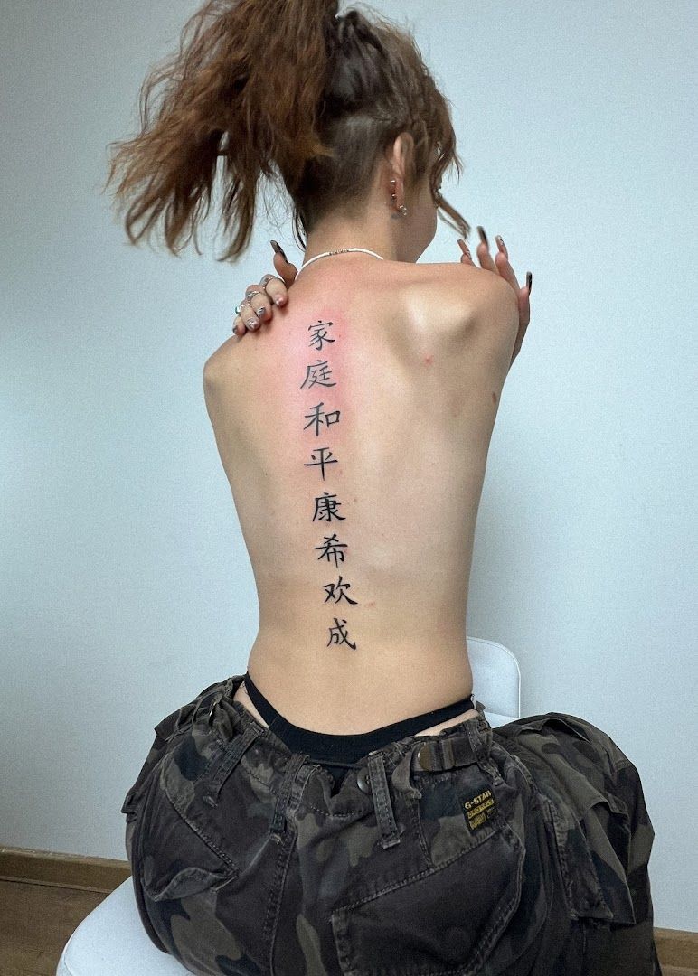 a woman with a narben tattoo on her back, herford, germany