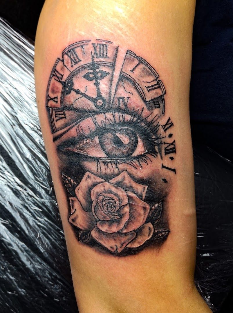 a clock and roses narben tattoo on the arm, siegen-wittgenstein, germany