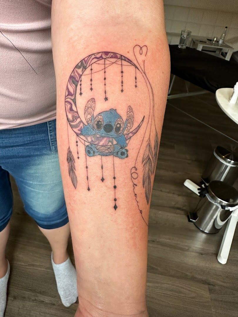 a woman's arm with a narben tattoo of a skull and arrows, hersfeld-rotenburg, germany