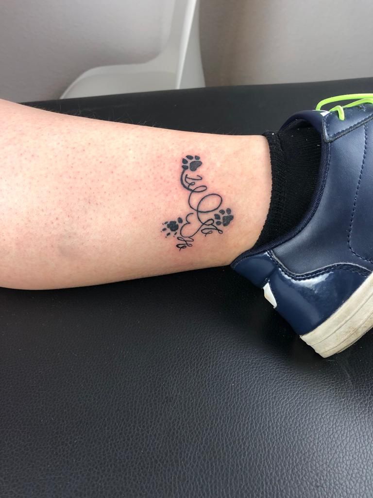a small narben tattoo on the ankle of a woman, esslingen, germany