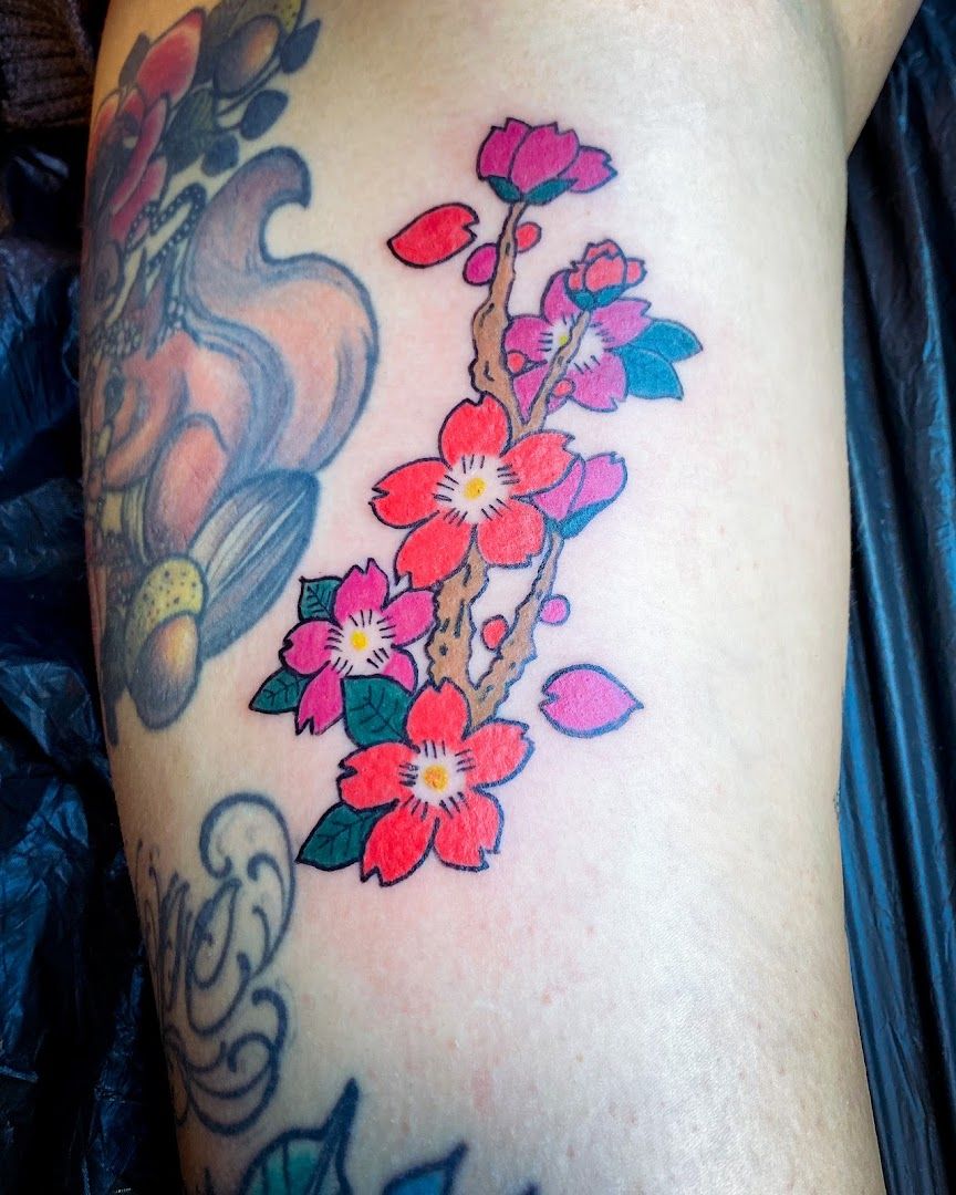 a narben tattoo with a flower on the thigh, altenkirchen, germany