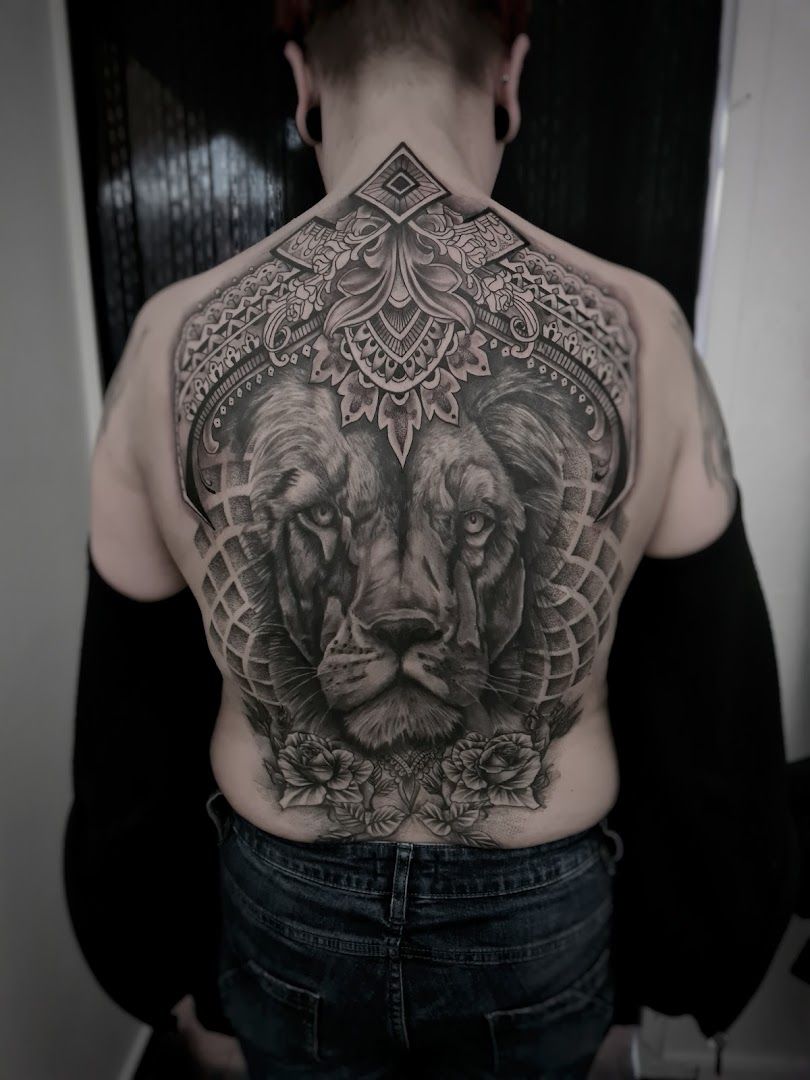 a man with a lion cover-up tattoo on his back, kreisfreie stadt braunschweig, germany