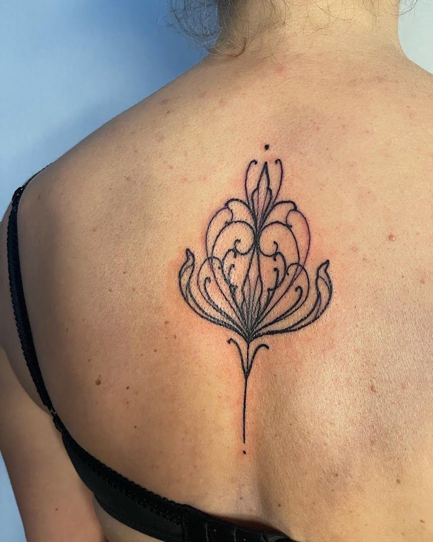 a woman's back narben tattoo with a flower, coesfeld, germany