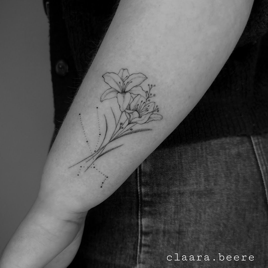 a woman's arm with a flower narben tattoo, bremen, germany