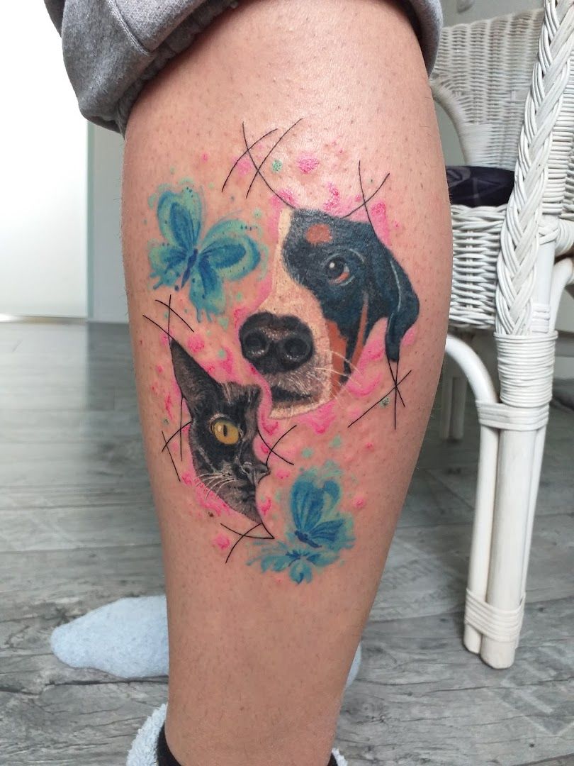 a dog and cat narben tattoo on the leg, rastatt, germany